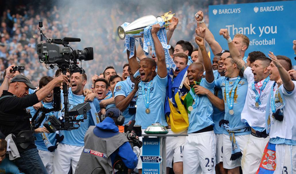 Capitan Vincent Kompany alza la coppa al cielo: il Manchester City è campione d&#39;Inghilterra per la quarta volta. Afp